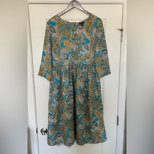 Flattering paisley print dress.